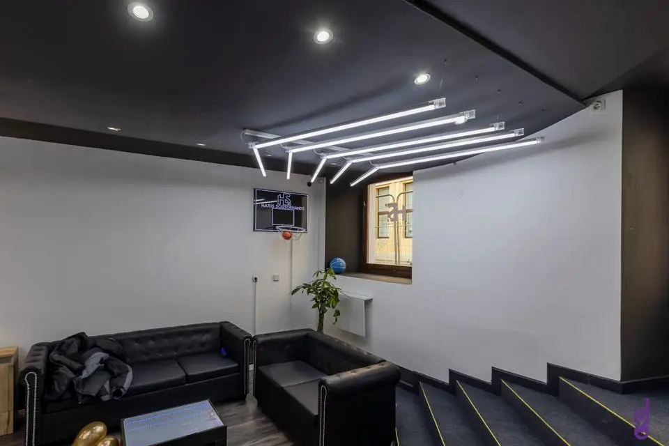 Čekaonica s LED rasvjetom na stropu