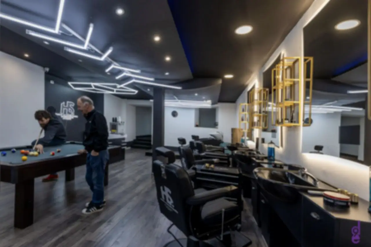 Unutrašnjost HS Barbershopa u Rijeci s LED rasvjetom na stropu