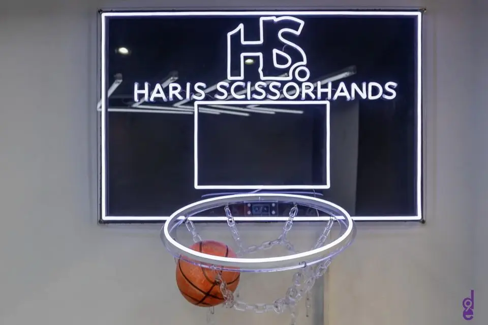 Neonski koš s natpisom Haris Scissorhands