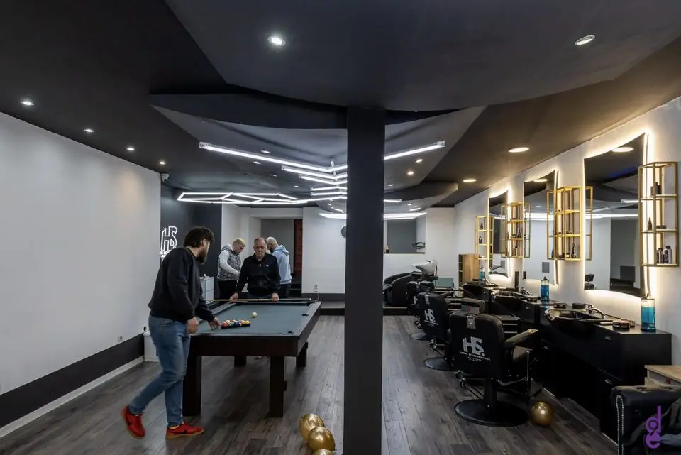 Salon s LED rasvjetom i bilijarom