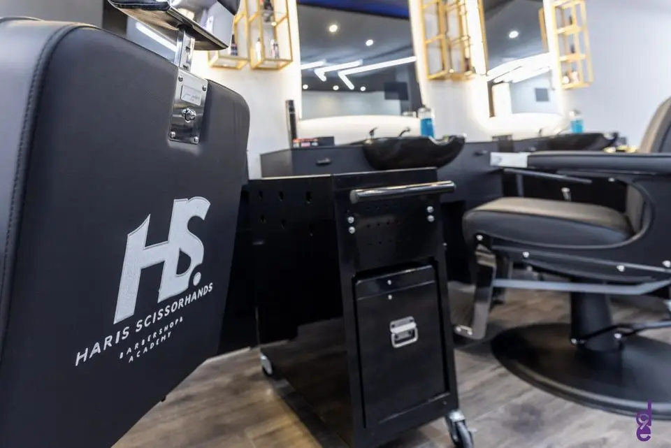 Barberska stolica s logom Haris Scissorhands