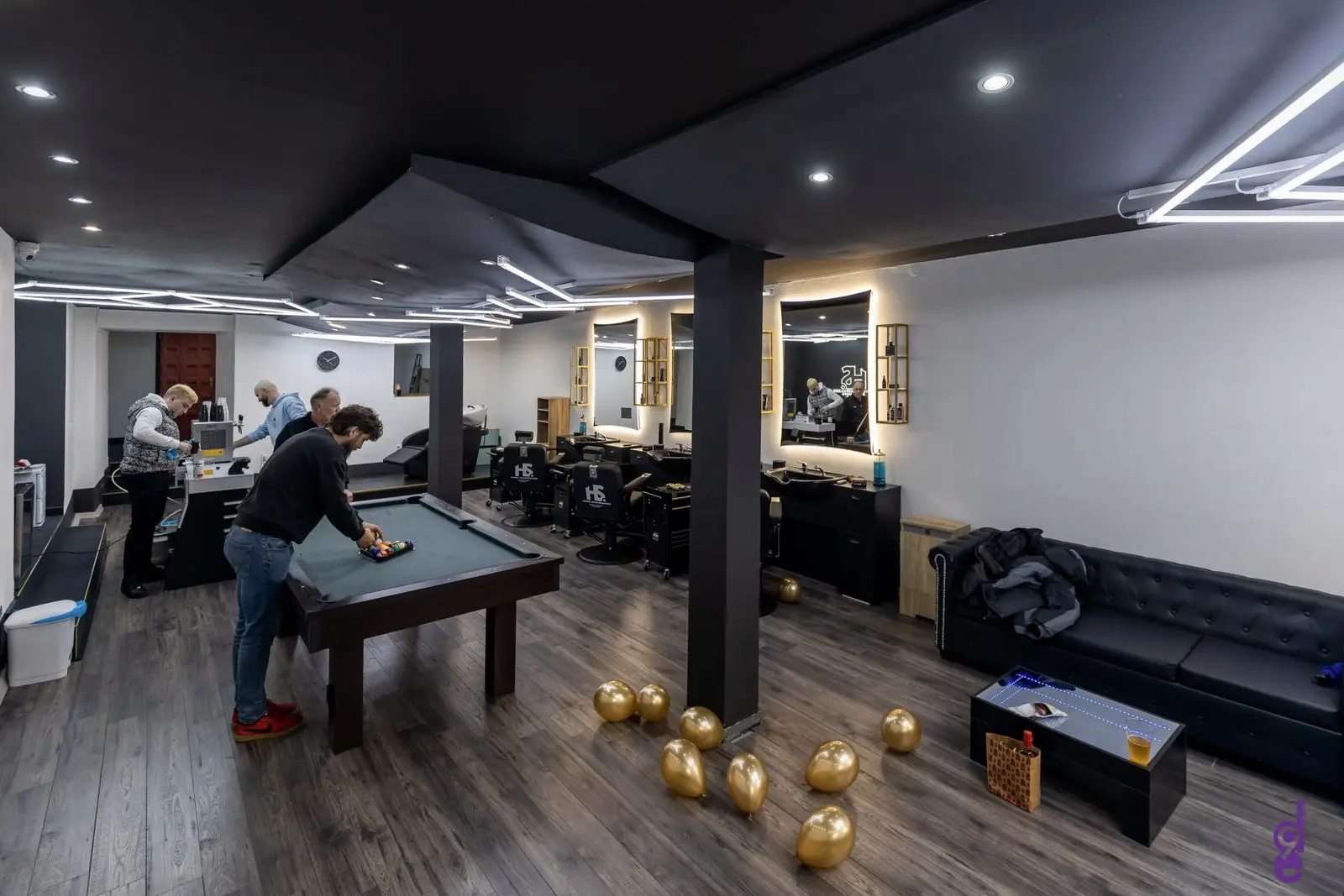 Salon HS Barbershopa: stolice za šišanje, bilijar i klijenti
